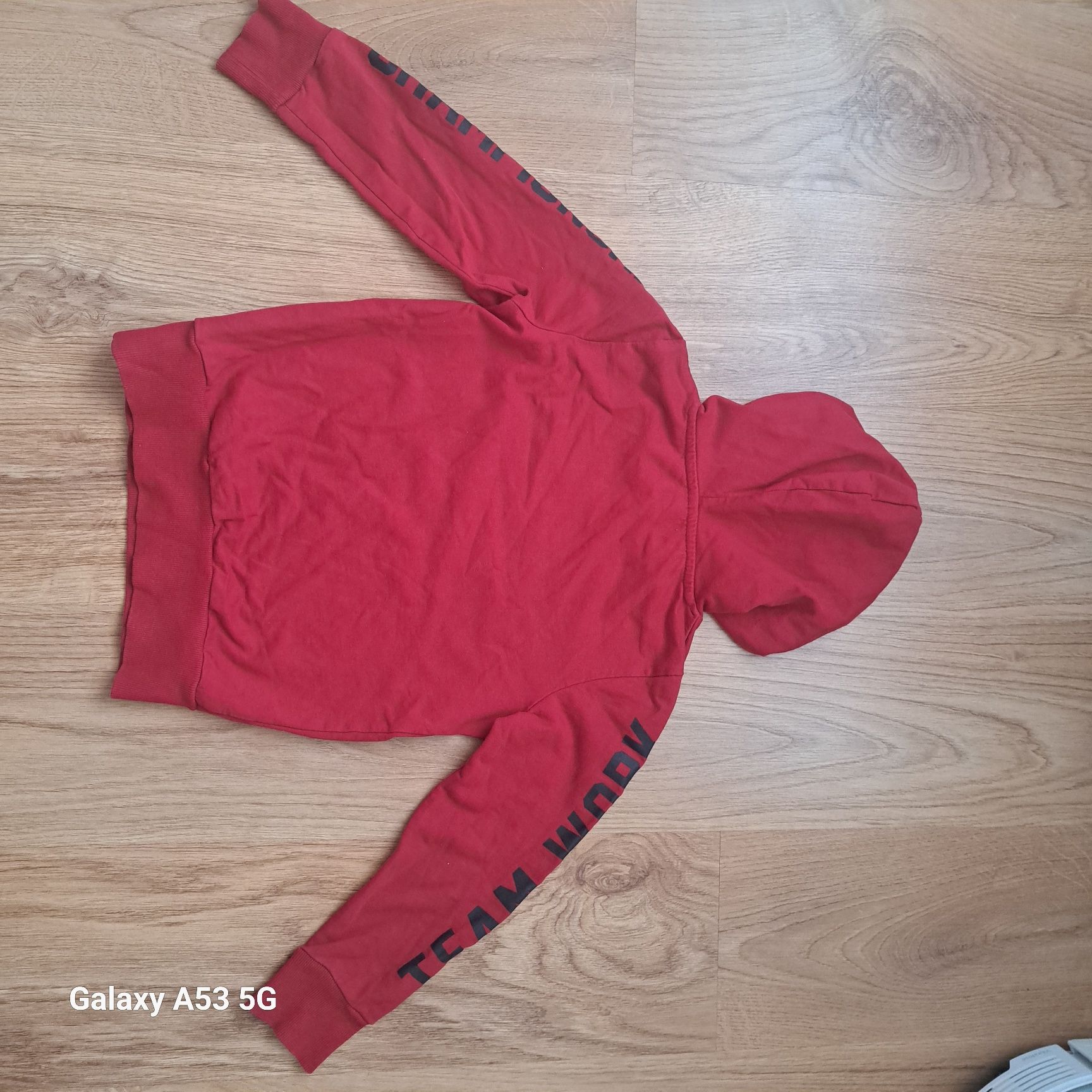 Czerwona bluza z kapturem