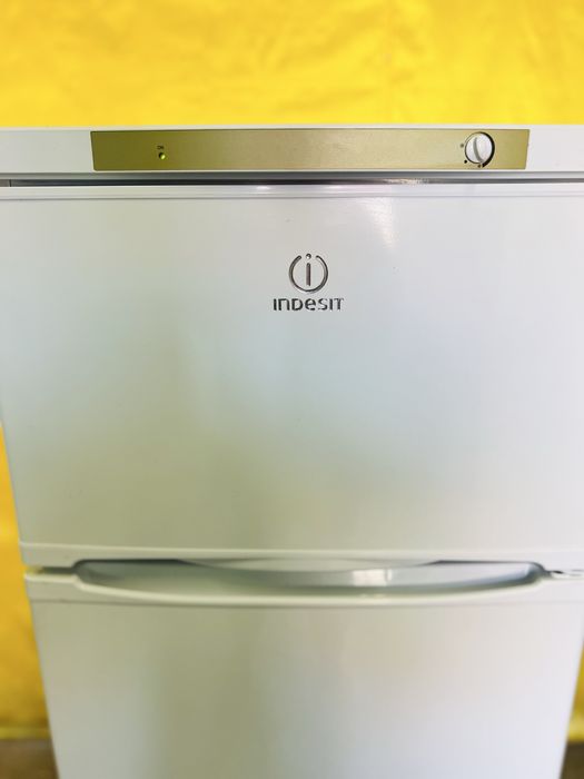 Двухкамерный холодильник Indesit ST145