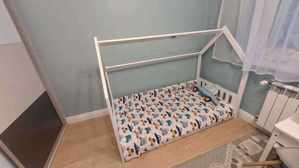 Łóżko dziecięce (domek) + materac