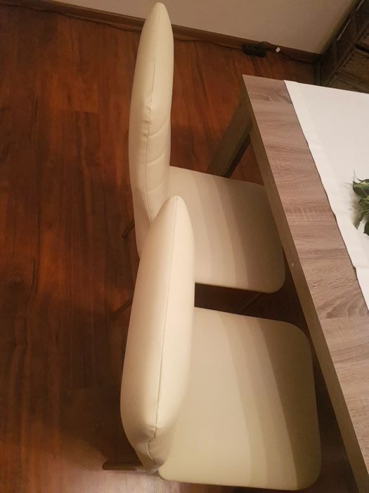 Stół plus krzesła z ekoskóry
