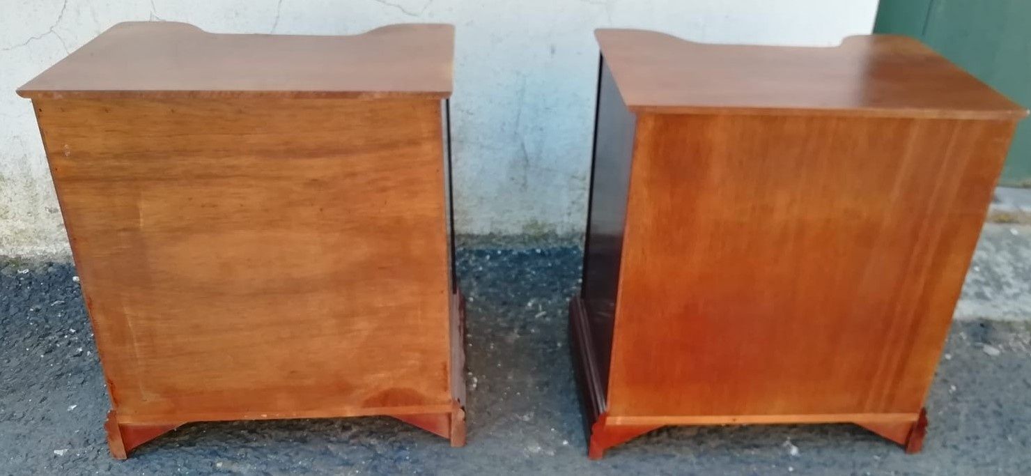 Comoda, espelho, mesas de cabeceira e cadeira em madeira maciça