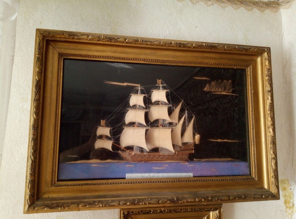 Корабель-картина в рамці під стіклом.