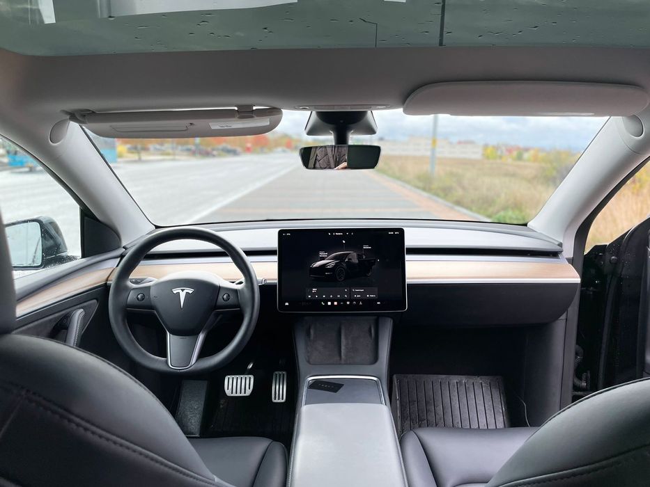 Tesla Model Y Performance  Одесса,Интересует обменна квартиру в Одессе