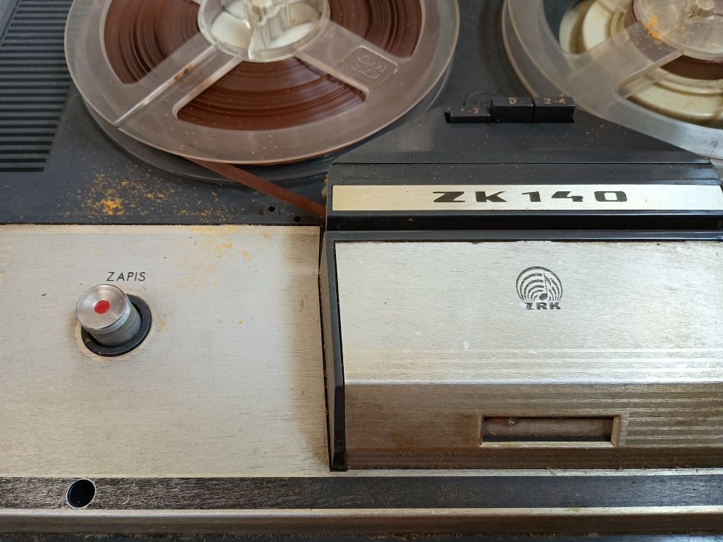 Grundig ZK 140 z mikrofonem i taśmami