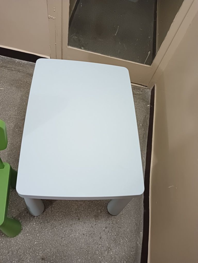Stolik Ikea Mamut dla dzieci plus krzesełka