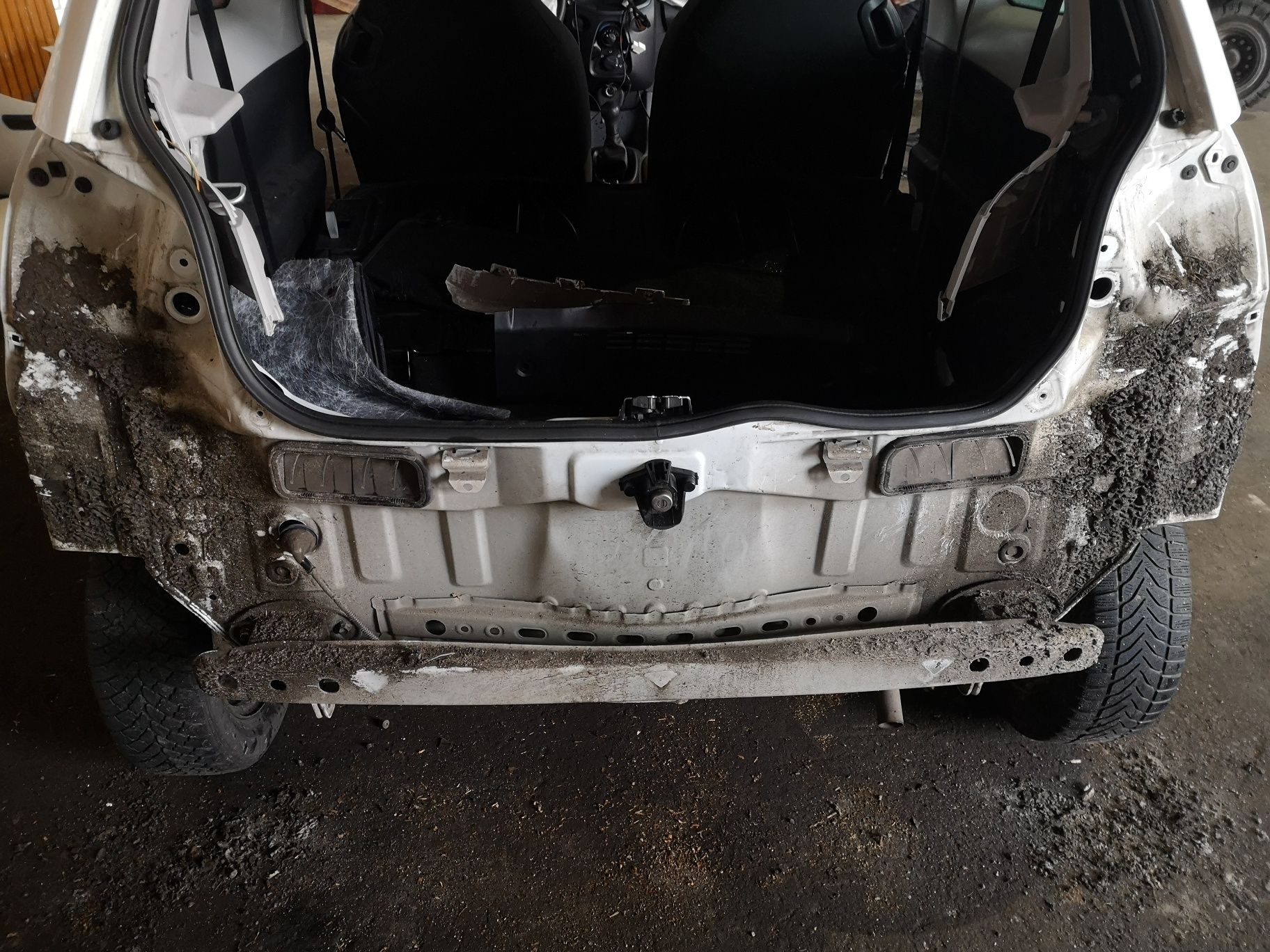 Citroen C1 zderzak tył tylny ślizg ćwiartka błotnik pas tylny  14->
