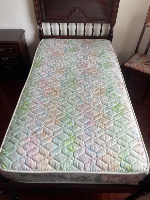 Cama de solteiro em madeira maciça