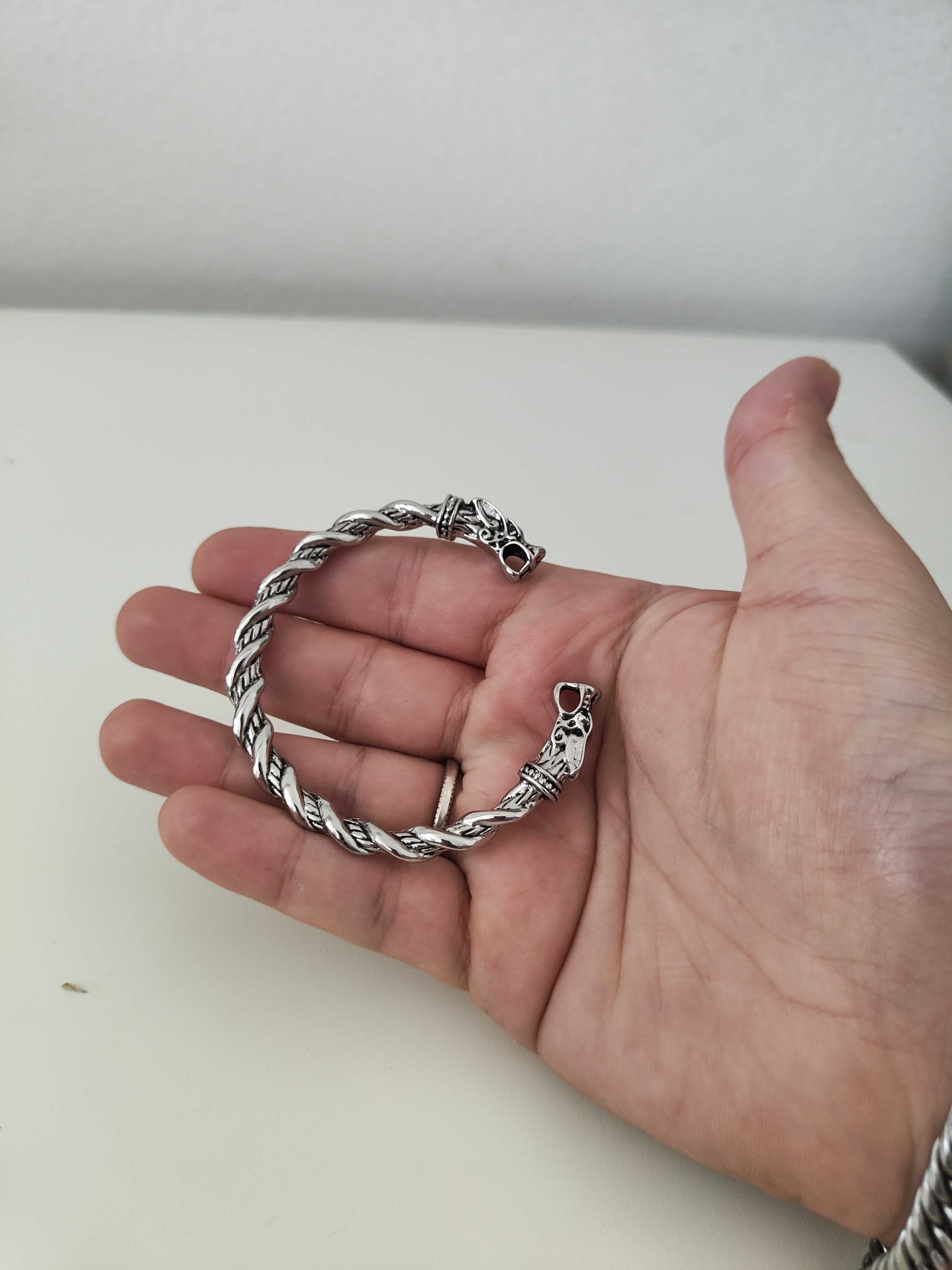 Pulseira em aço com formato