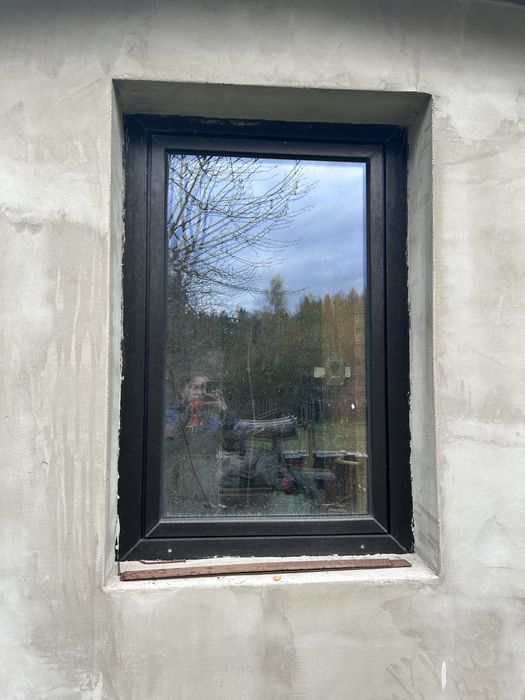 Okno czarne z jednej str. i białe z drugiej