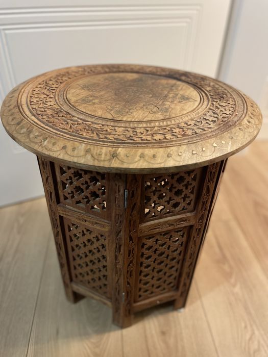 Unikatowy stolik przywieziony z Indii