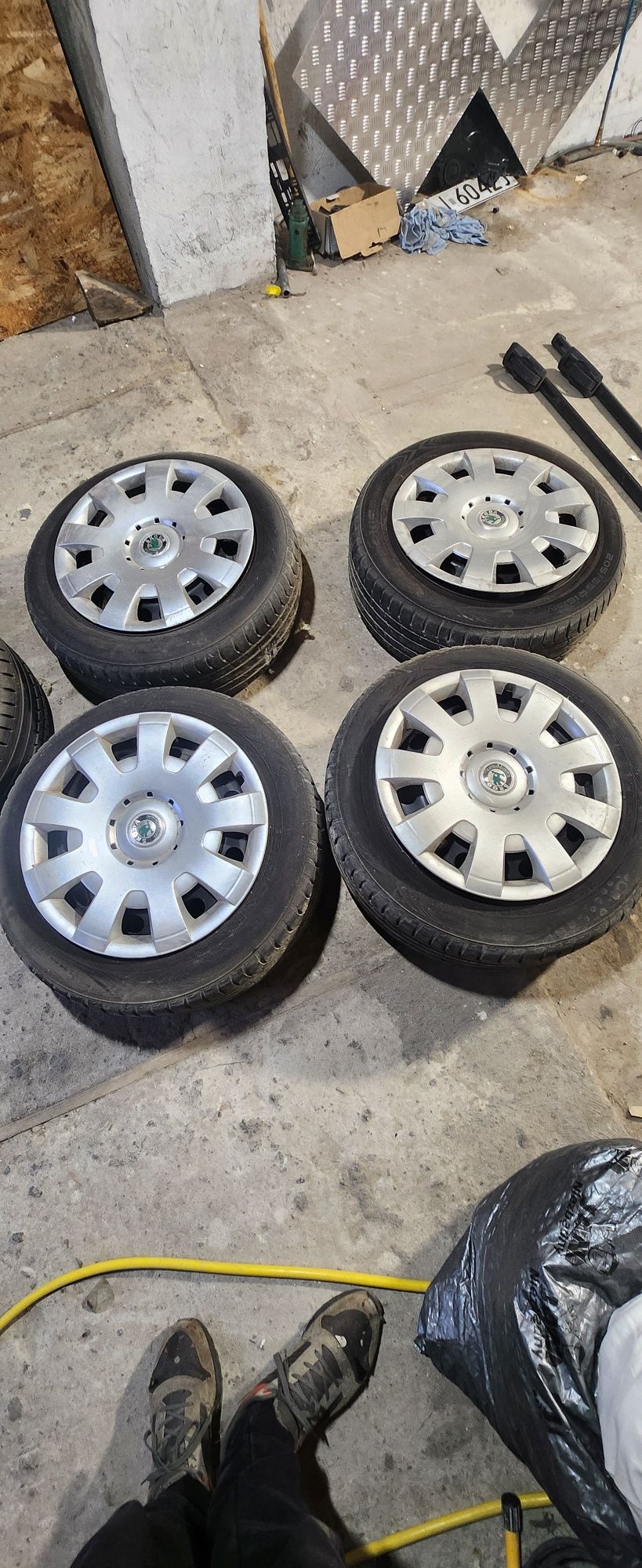 Felgi 16 z kołpakami i oponami Skoda Superb 2