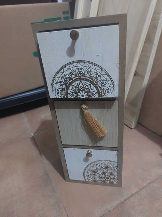 Comoda decorativa com 3 gavetas