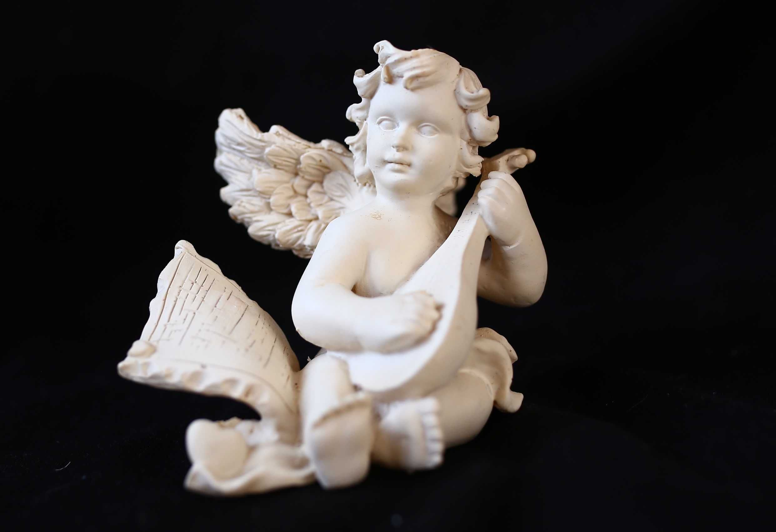 Aniołek gipsowy figurka z lutnią