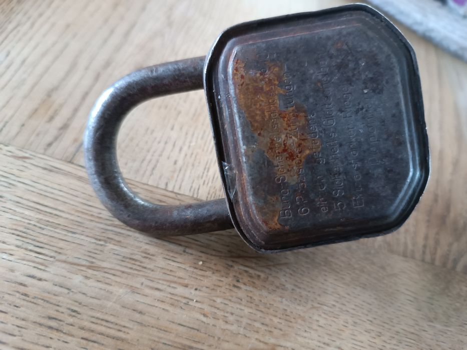 Stara kłódka sygnowana ciekawa