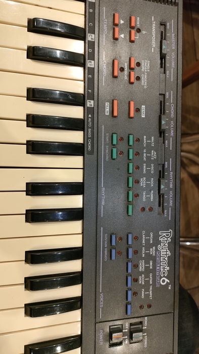 Rhythmic 6 przenośna klawiatura elektroniczna vintage 1986