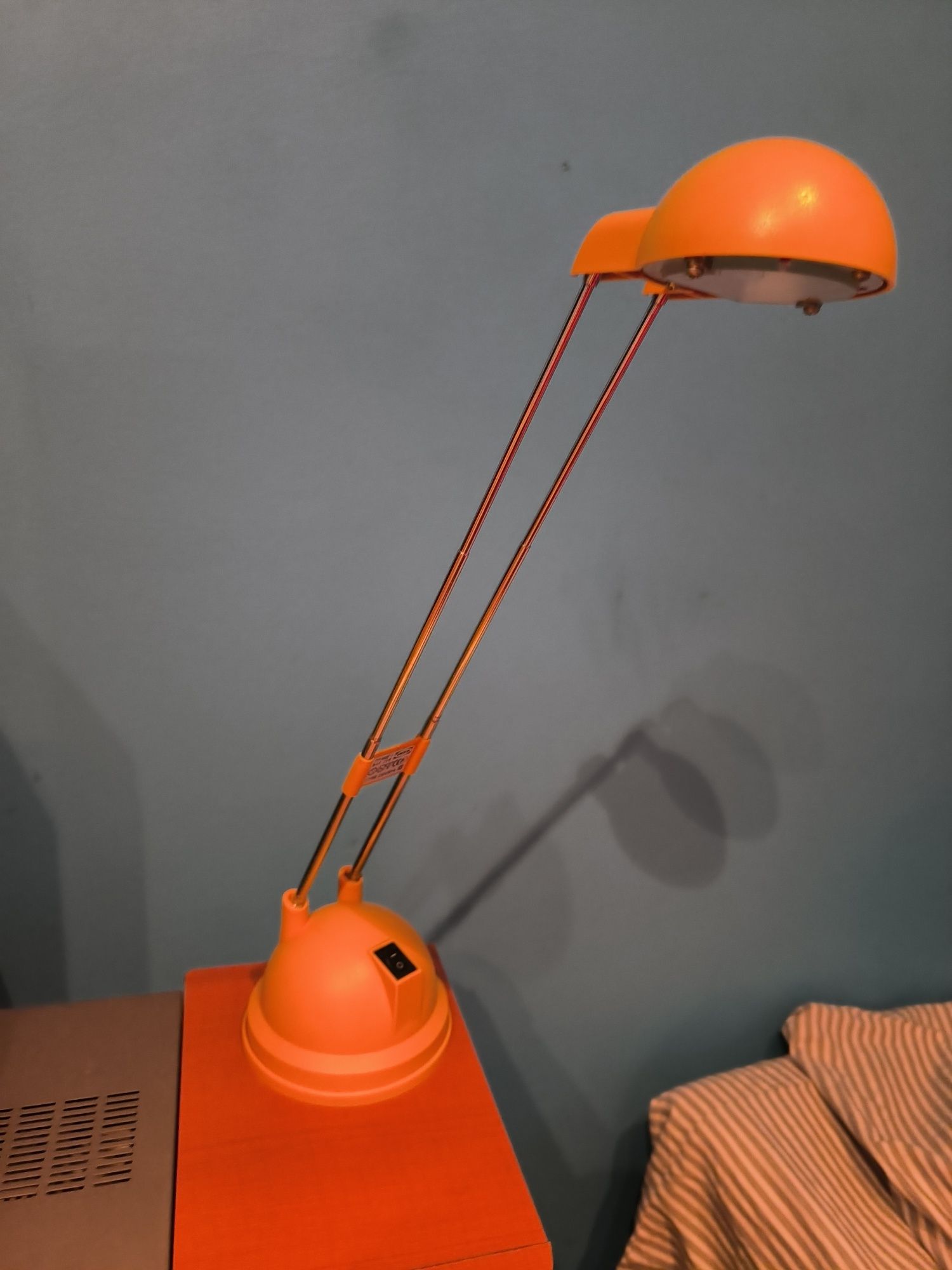 Lampka nocna żółta Ikea stolik biurko biurkowa mała lampa