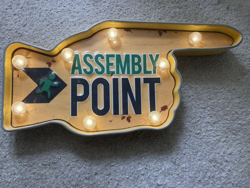 Sinal “Assembly Point” com luzes