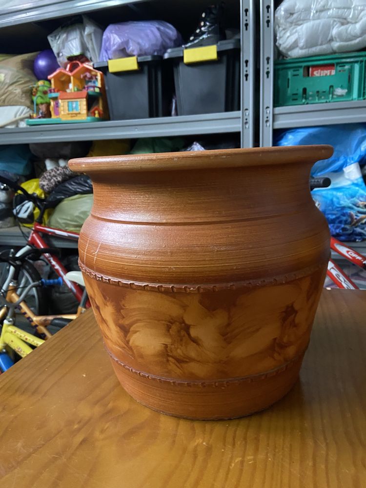 Um vaso de barro e uma jarra para flores