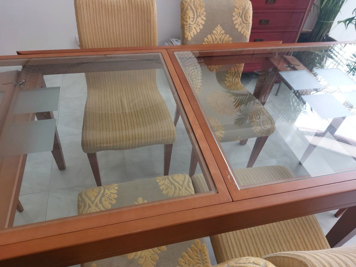 Mesa de madeira e vidro extensível