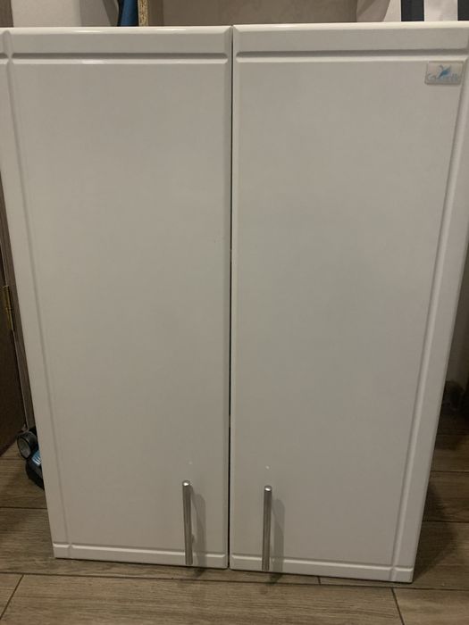 Глянцева навісна шафа .