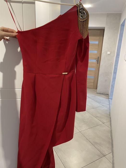 Efektowna czerwona sukienka asymetryczna na jedno ramię