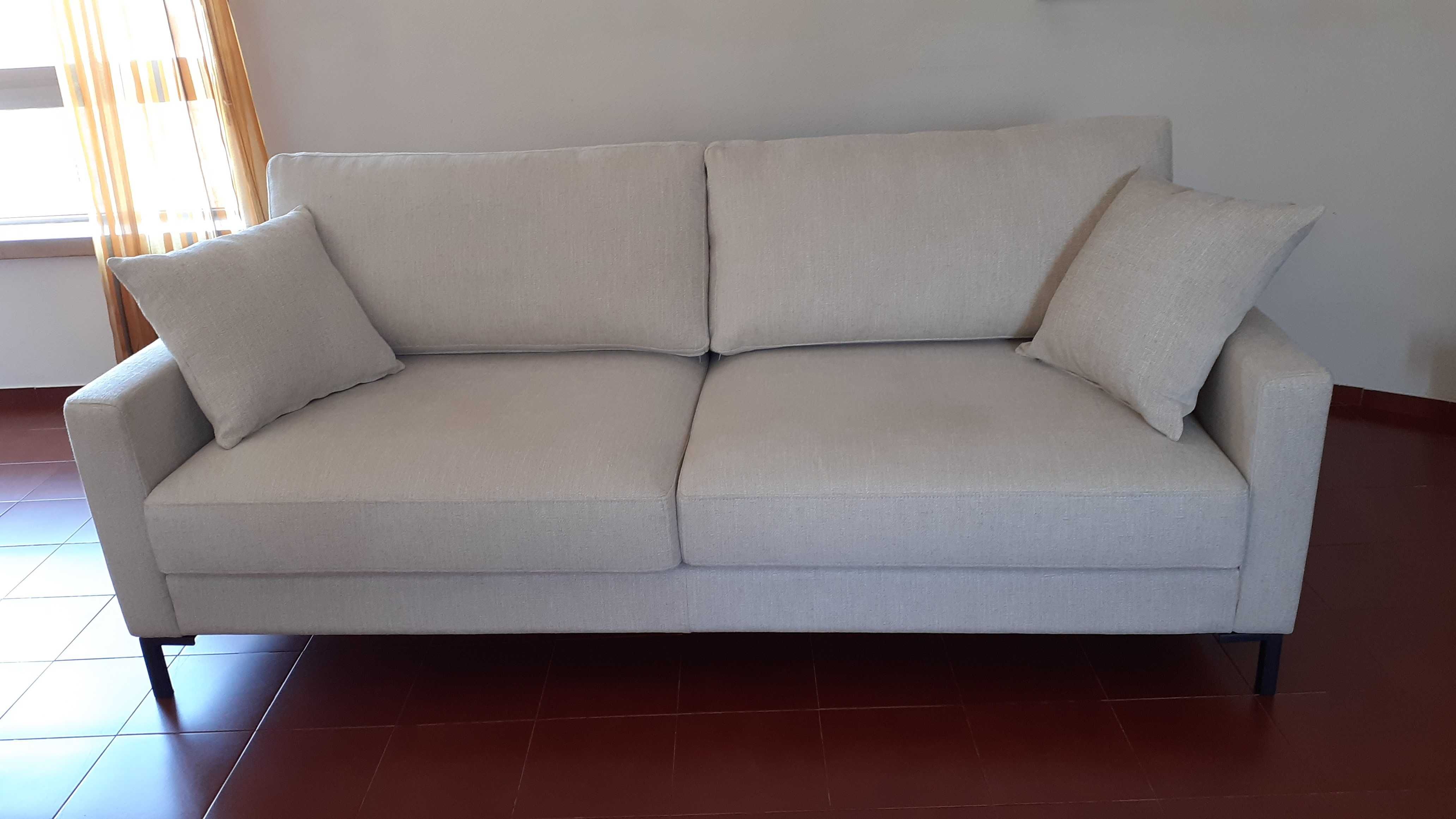 Sofá elegante e muito confortável. Como novo.