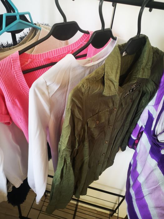 Swetry biała bluzka koszule 140