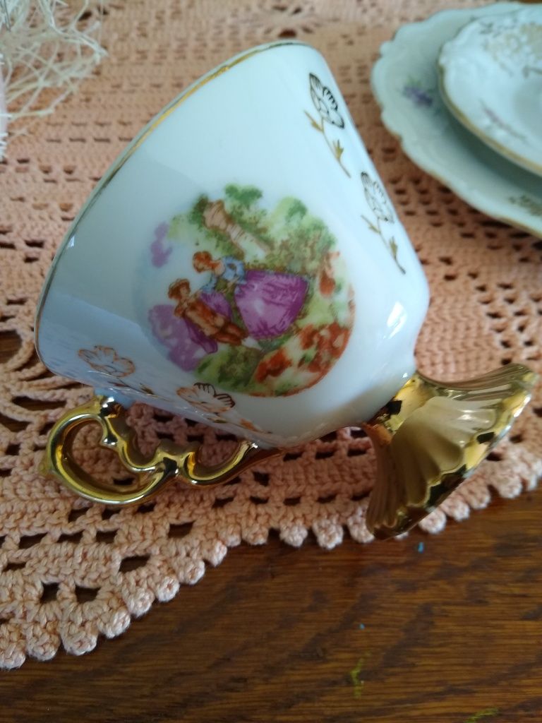 Antyczna filiżanka z motywem figuralnymi porcelana