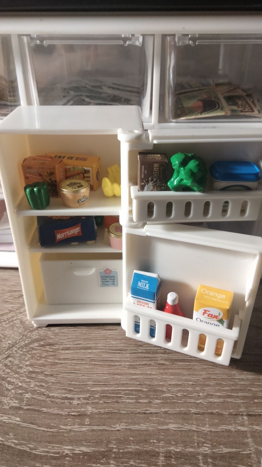 Игрушечный холодильник