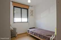 603 - Quarto com cama de solteiro em...
