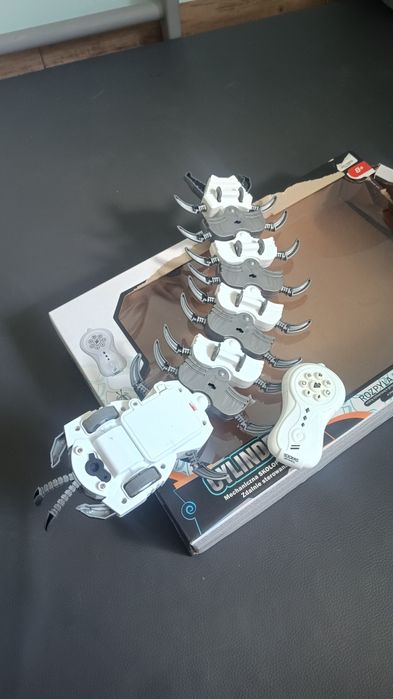 Cylindra skolopendra stonoga gąsienica zabawka smyk