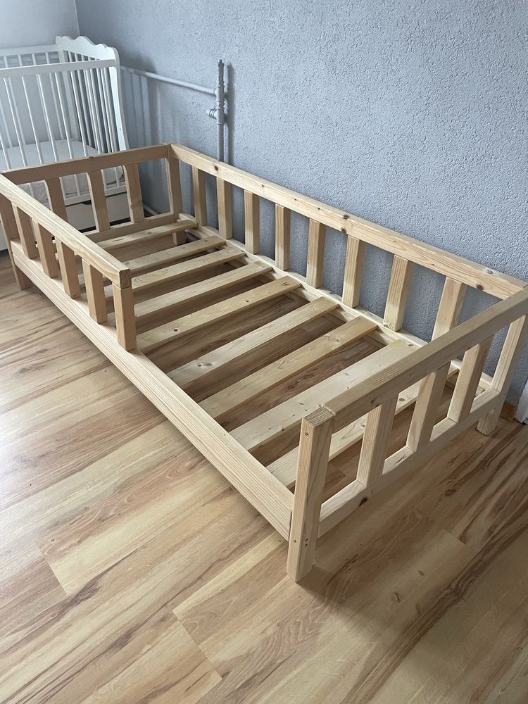 Drewniane łóżko dziecięce