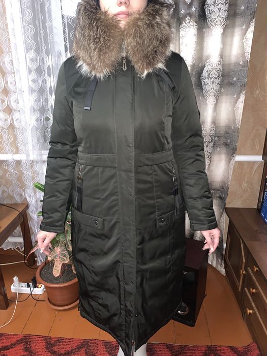 Довгий жіночий пуховик з натуральним хутром