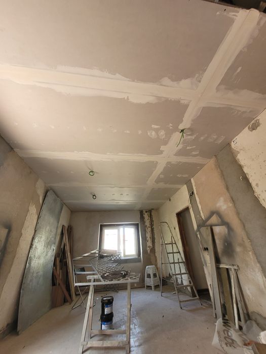 Faço pequeno  trabalho de pladur parte de barar pintura interna lixar