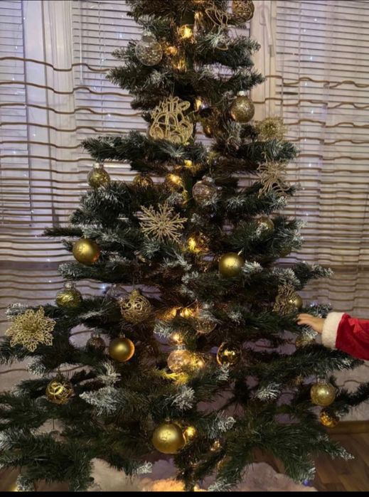 Штучна ялинка з білими кінчиками