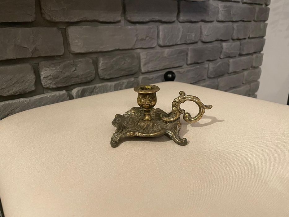 Mosiadz. Sygnowany swiecznik.