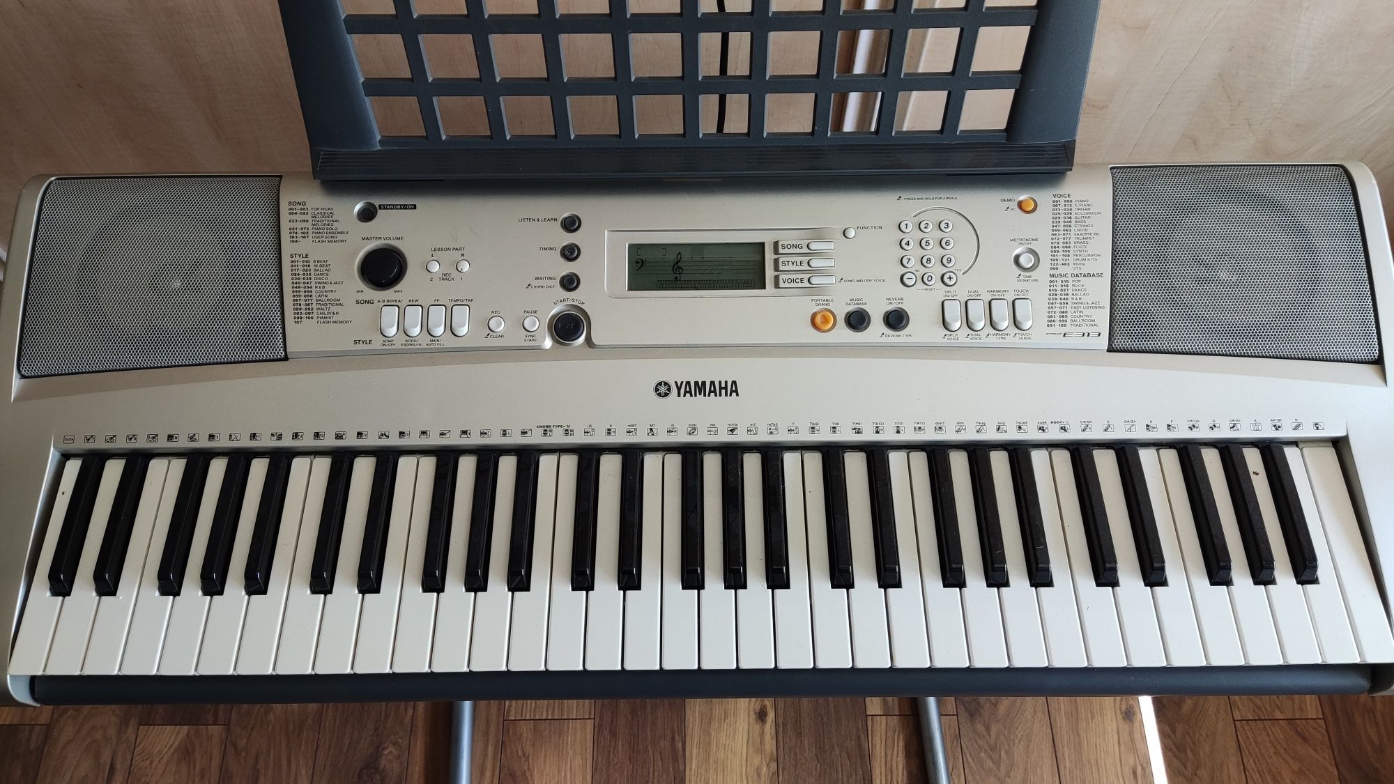 Keyboard Yamaha ze stojakiem i lampką.