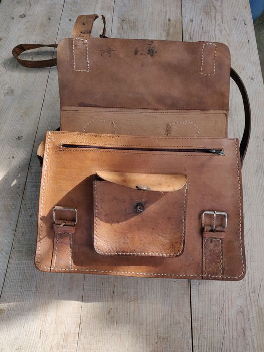 Mala em couro assinada pelo artista