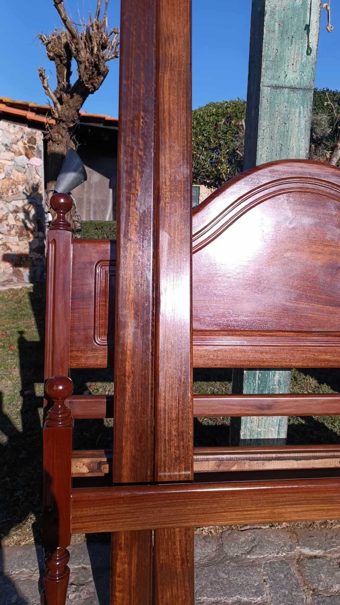 Cama de solteiro em  mogno