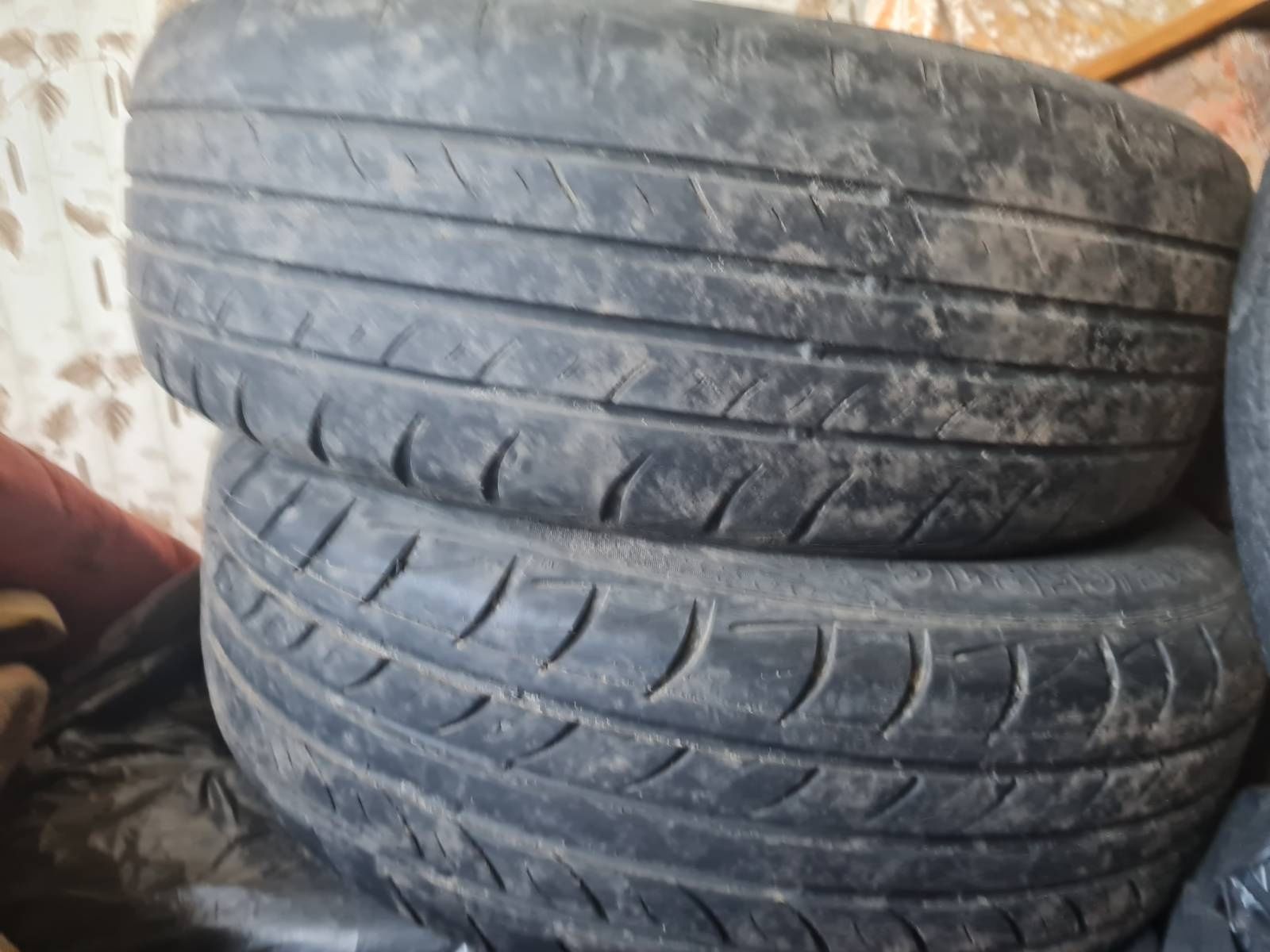 В продажі шини росава в кількості 3 шт