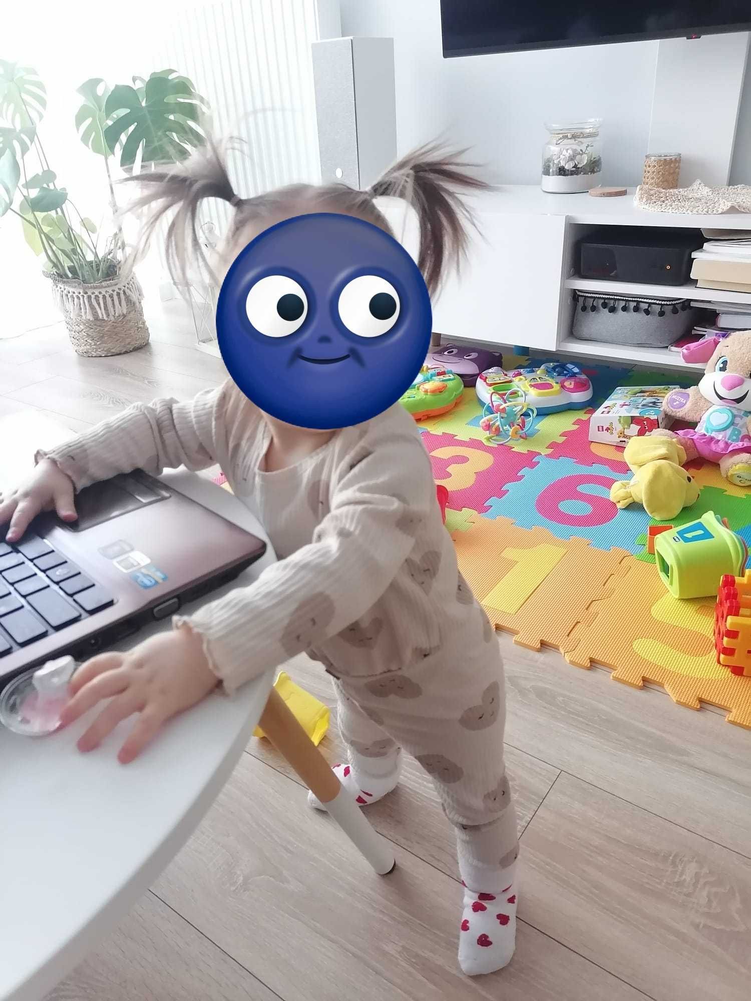 Maskownica kabli pod TV.
