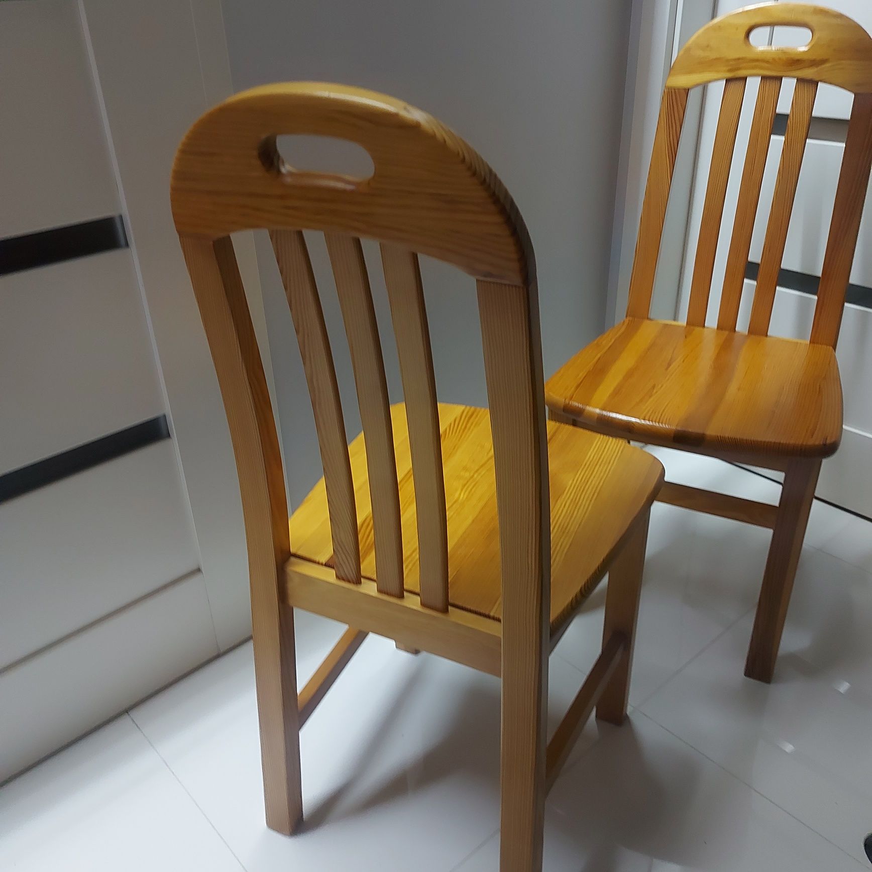 Krzesła Paged z drewna -    sosna naturalna  , stabilne , mocne