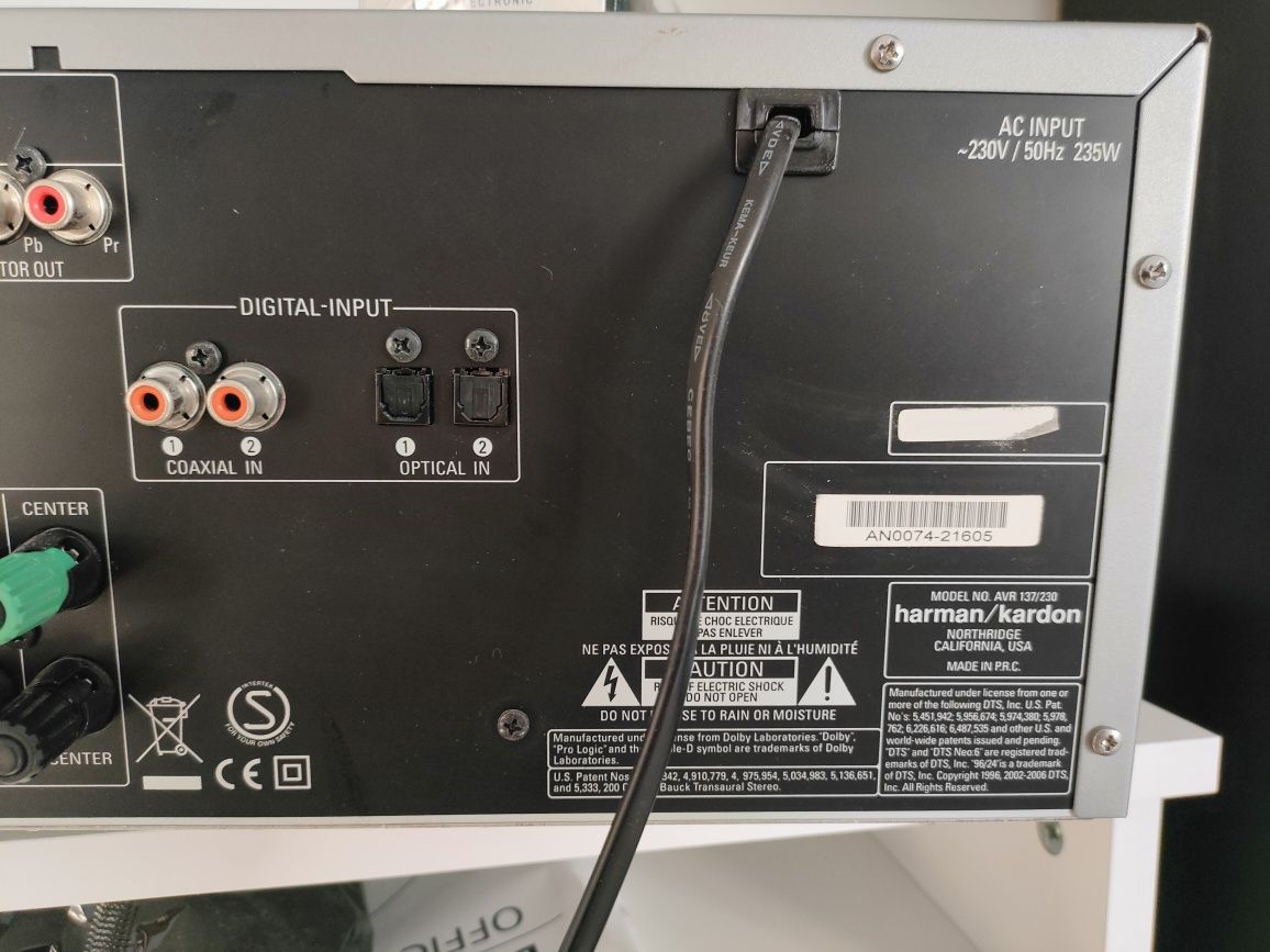Amplituner Harman Kardon.