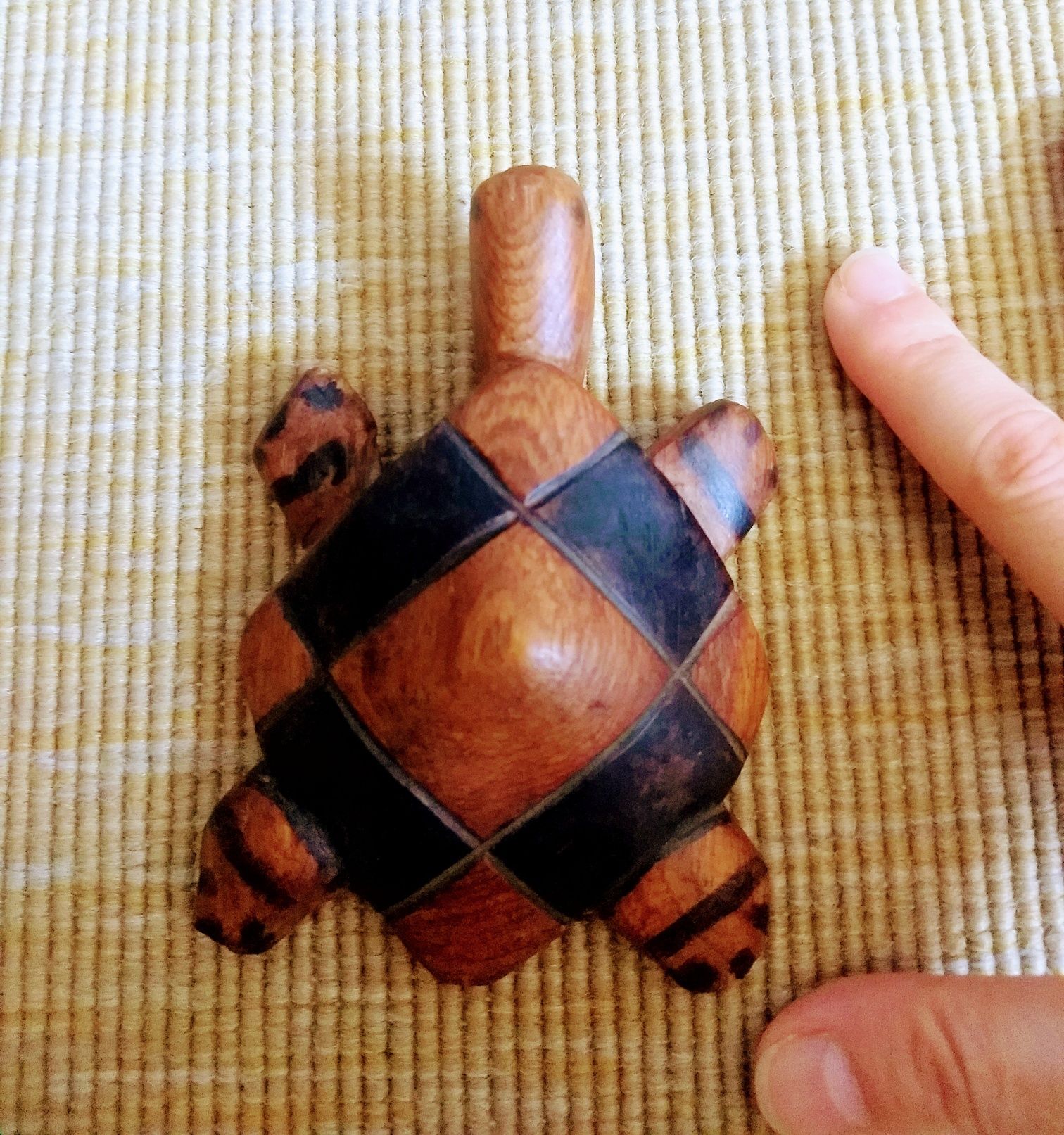 Estatueta tartaruga em madeira
