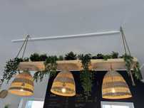 Lampa ikea rattannowy klosz, naturalny styl kawiarnia restauracja