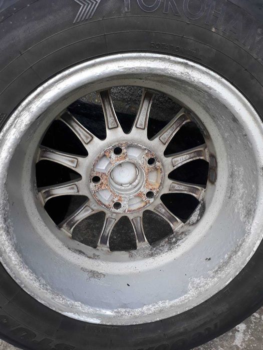 Диски - легкосплавні з резиною R 15. 6 1/2 J×15H2, 5 болтів.