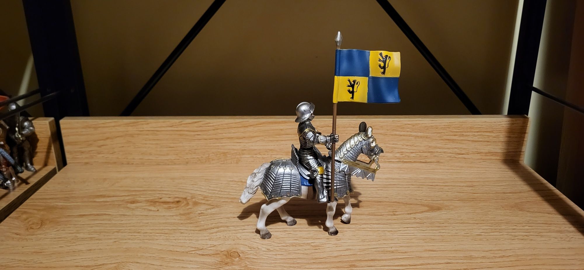Schleich rycerz chorąży na koniu figurki unikat wycofany z 2003 r.