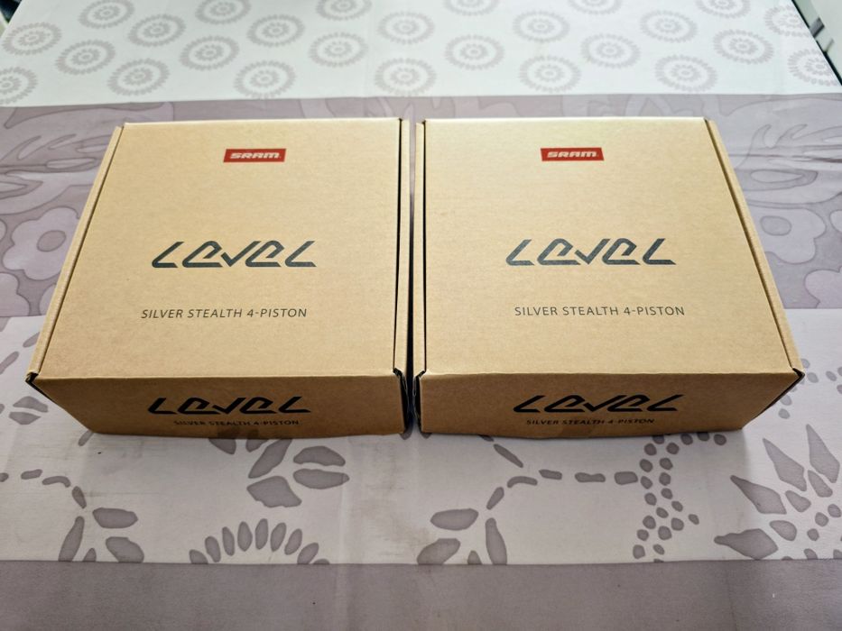 Par novo de travões SRAM Level Stealth 4-Pistons