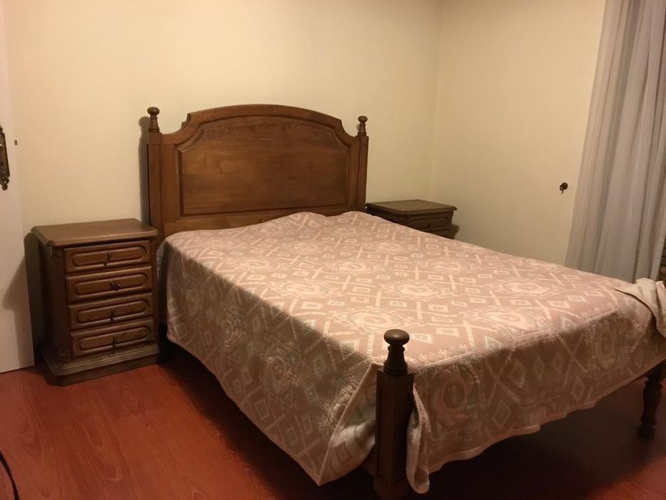 Quarto Completo|Cama, roupeiro, cómoda, mesas cb.(Madeira de Castanho)