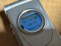 Stary telefon komórkowy Samsung SGH a300 z pudełkiem papierami